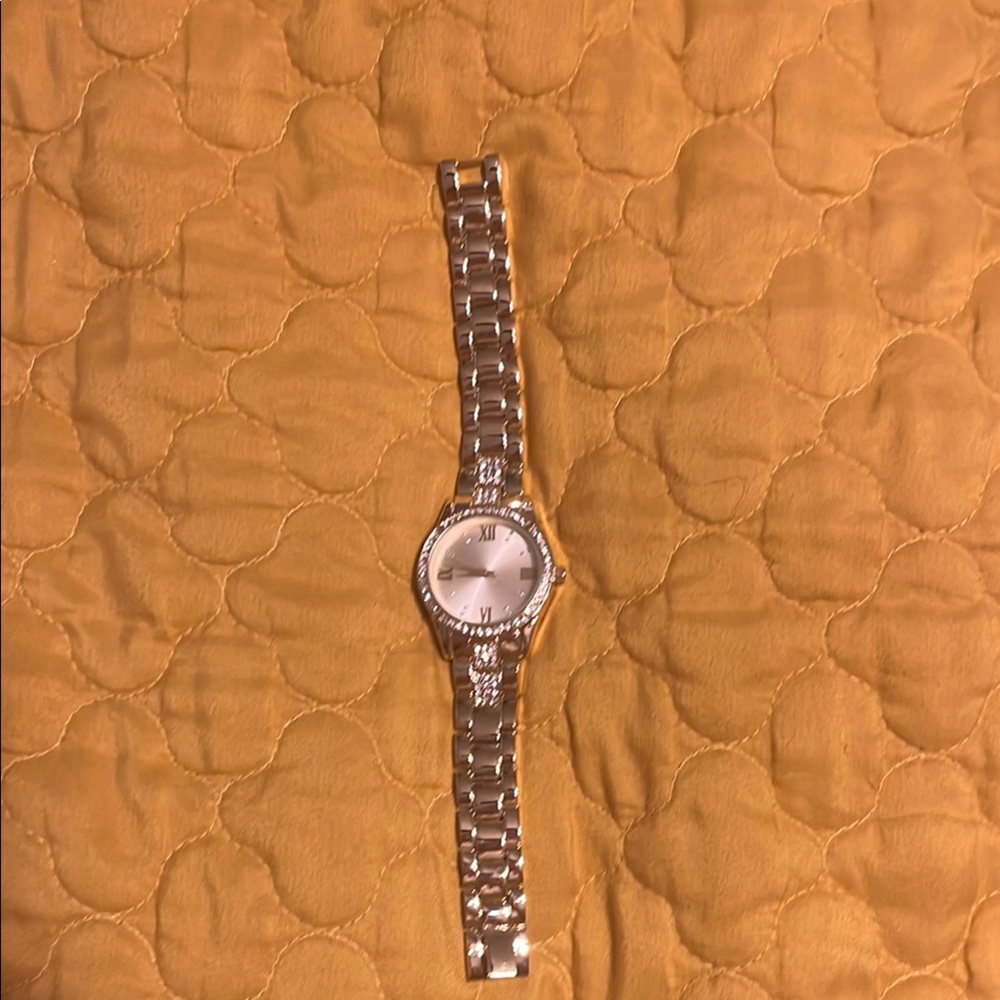 Chic Gold Colored Watch with Crystal Details